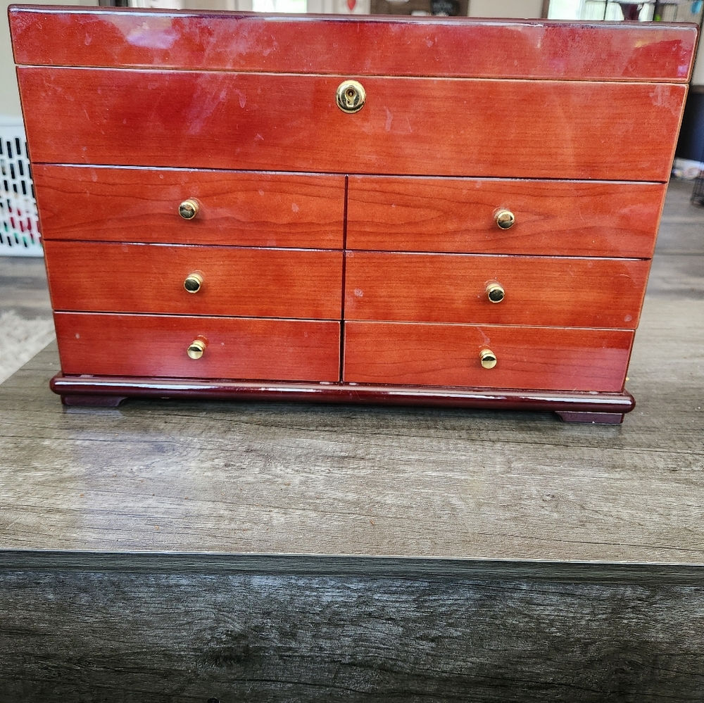 Antique-Style Humidor - Picture 4 of 5
